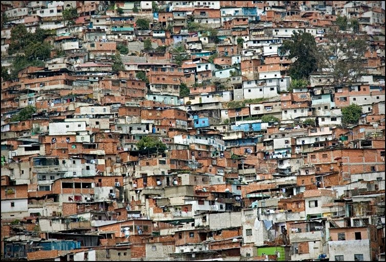 Caos urbano, las casas apiladas unas sobre otras