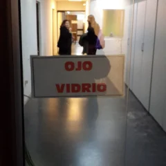 Vidrio fijo que parece una puerta