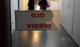 Vidrio fijo que parece una puerta