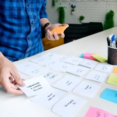 usuario realizando card sorting