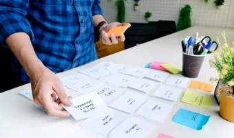 usuario realizando card sorting