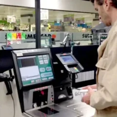 cliente en una caja de autoservicio