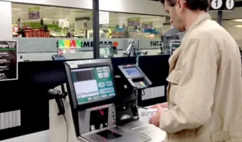 cliente en una caja de autoservicio