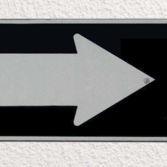 foto flecha del tránsito que es tapa del libro Miro y Entiendo