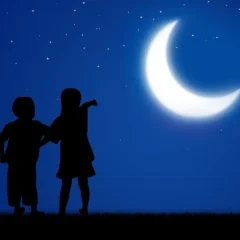 niños señalando la luna