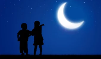 niños señalando la luna