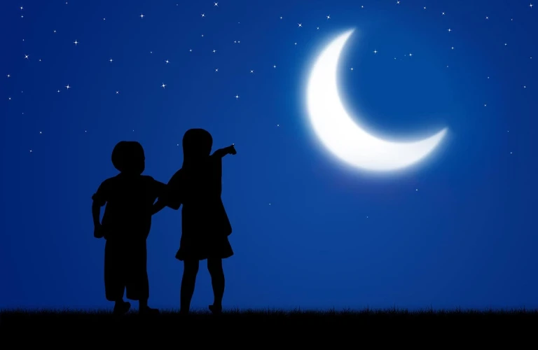 niños señalando la luna