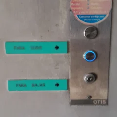 Botones en el ascensor