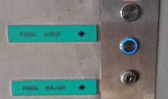 Botones en el ascensor