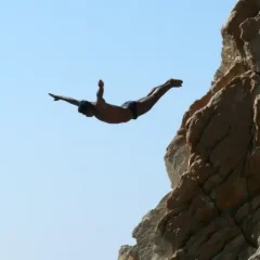 salto de clavadista en Acapulco