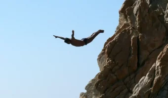 salto de clavadista en Acapulco