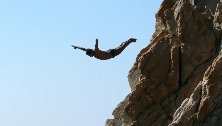 salto de clavadista en Acapulco